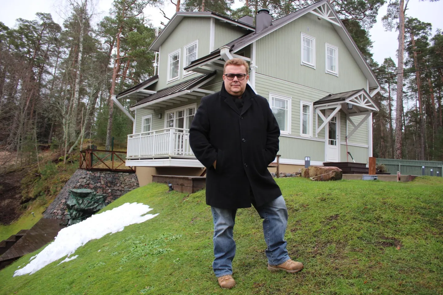 Margus Risti Võsu alevikus kodumaja ees.