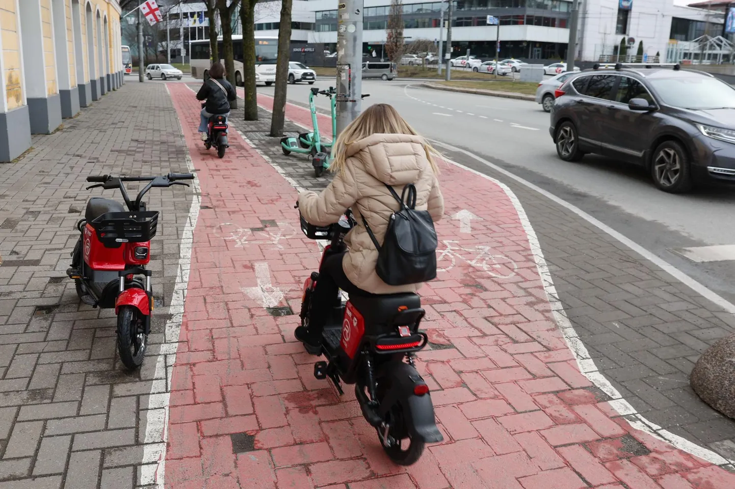 Появление электрических мопедов Ride Mobility на улицах Таллинна вызвало волну недовольства среди горожан.
