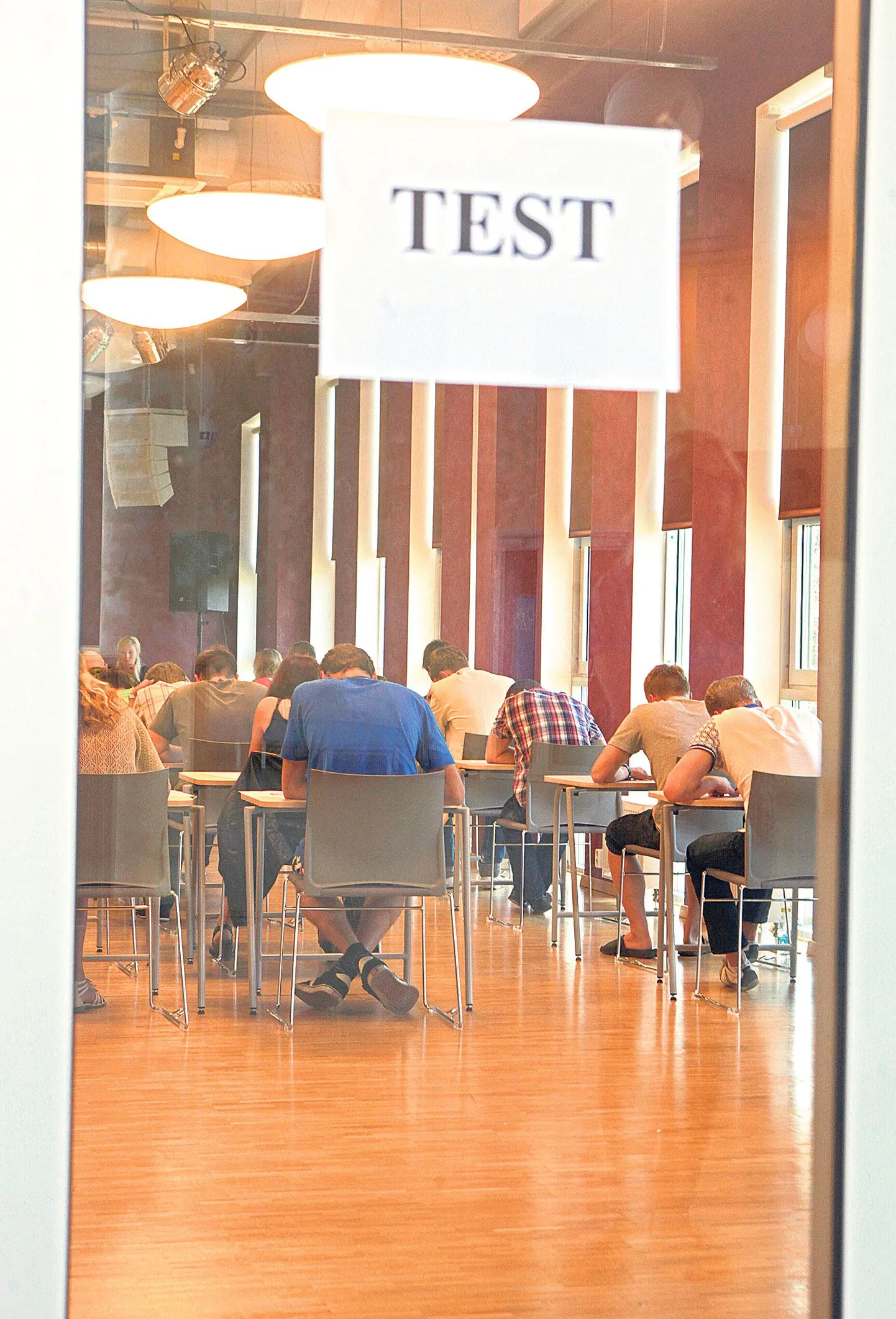 Esmaspäeval kell kaks olid sisseastujad teste täitnud juba neli tundi, kuid ees ootas veel kaks tundi peamurdmist.