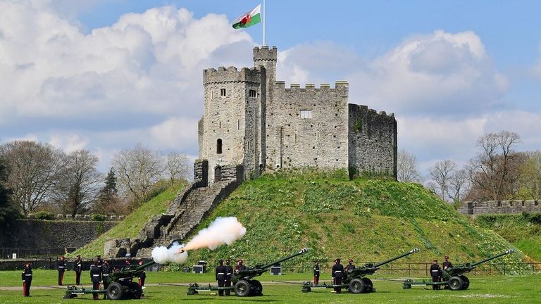 Солдаты 104-го артиллерийского полка, расквартированного в Уэльсе, ровно в полдень произвели залпы из орудий у стен Кардиффского замка