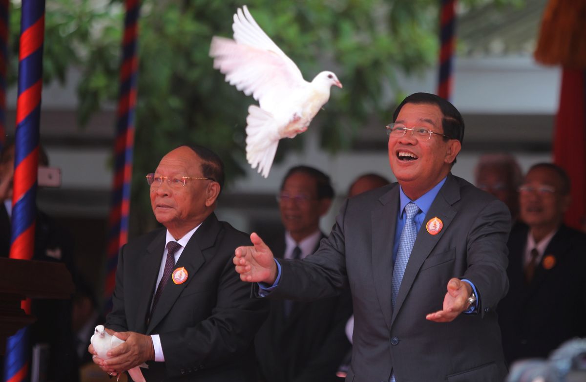 CPP auesimees ja rahvusassamblee spiiker Heng Samrin (vasakul) ning CPP juht ja peaminister Hun Sen (paremal) erakonna 65. aastapäevale pühendatud tseremoonial tuvisid lahti laskmas.