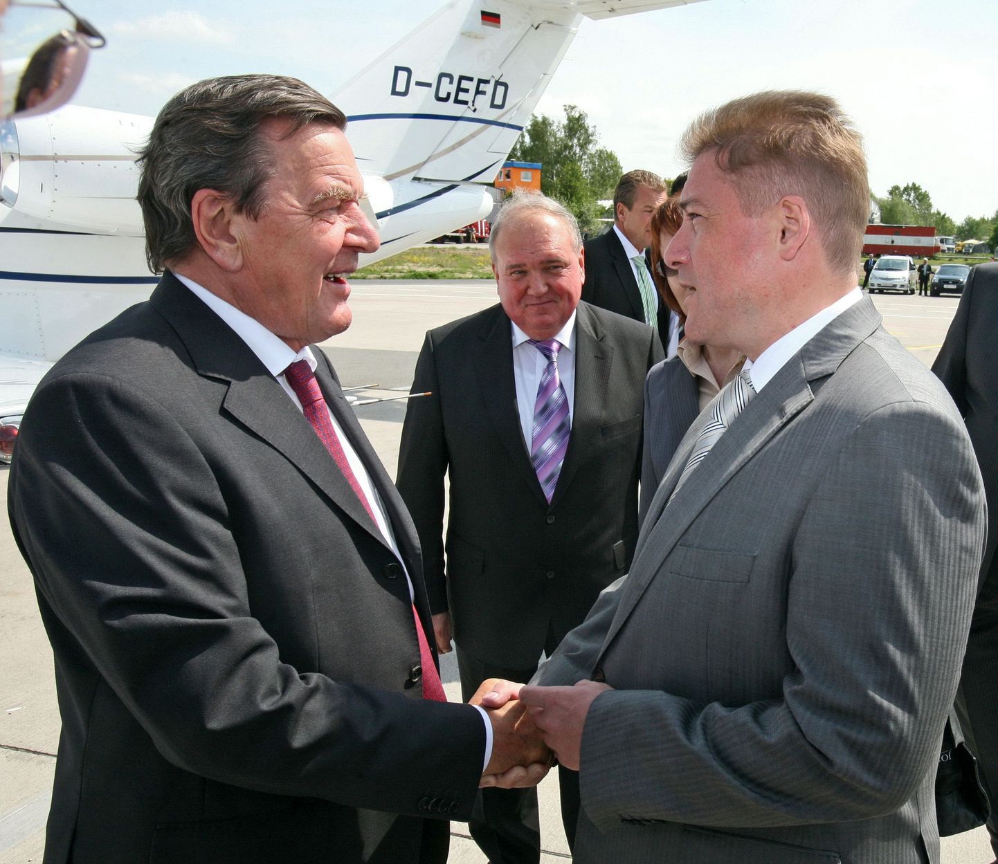 Eile Kaliningradi saabunud Gerhard Schröderit (vasakul) tervitas Kaliningradi oblasti kuberner Georgi Boos.
