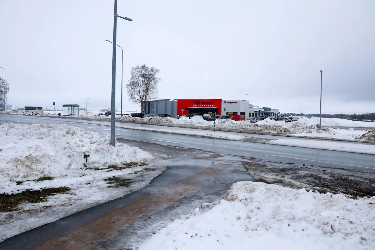 Sõmeru perearstikeskus ja Südameapteek tegutsevad uue kauplusega sama katuse all.
