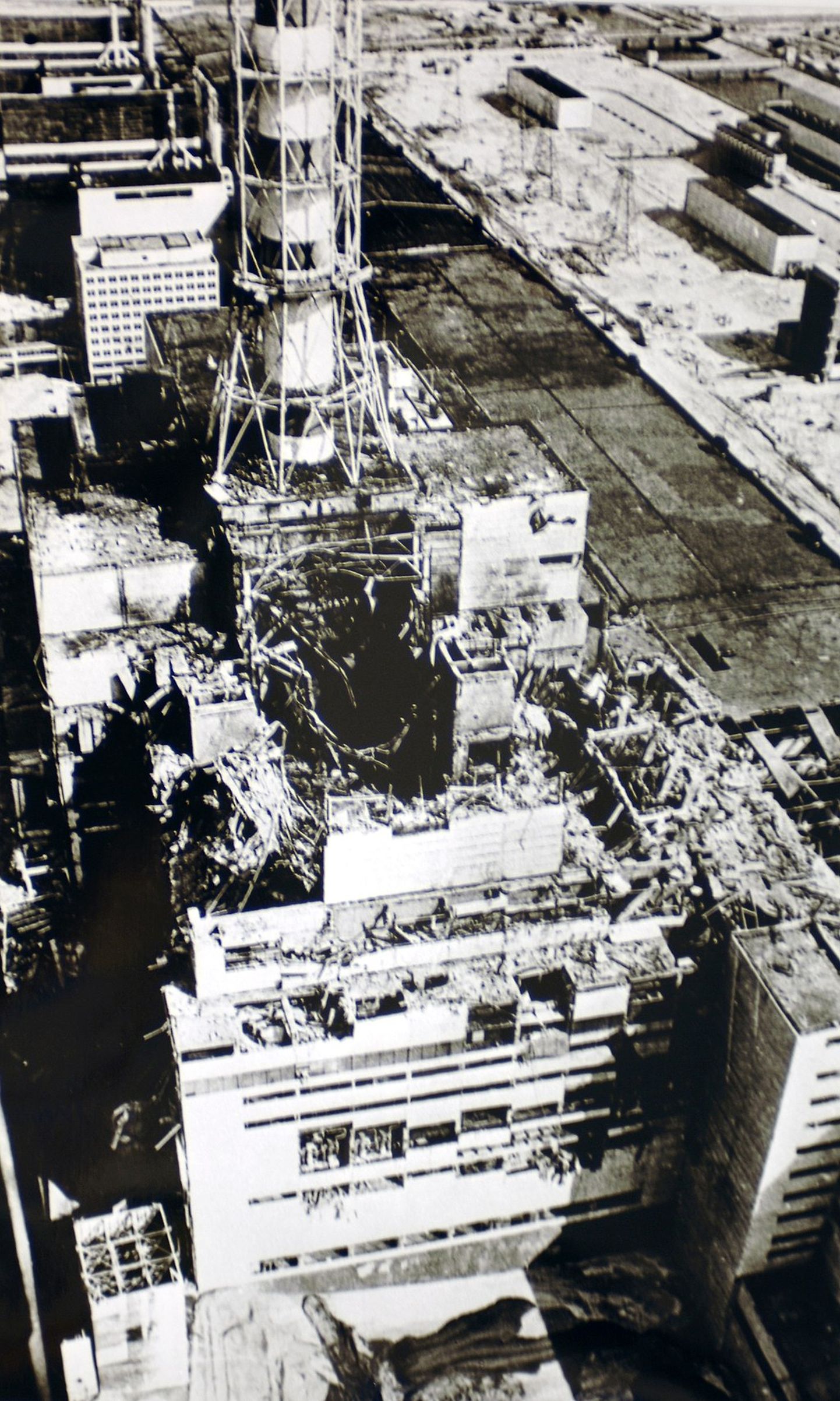 Tuumareaktori nr 4 varemed. Foto on tehtud mõned kuud pärast katastroofi.