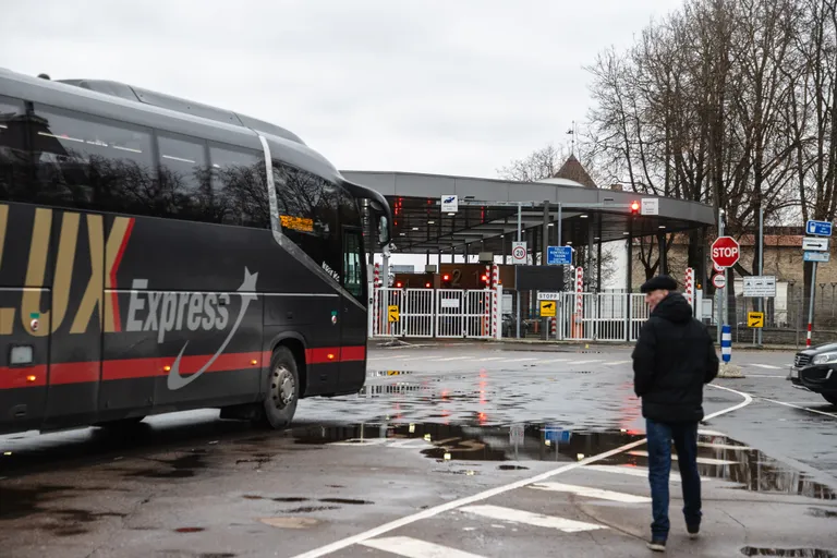 На фотографии автобус компании Lux Express в ожидании пограничного контроля в Нарве, ноябрь 2023 года.