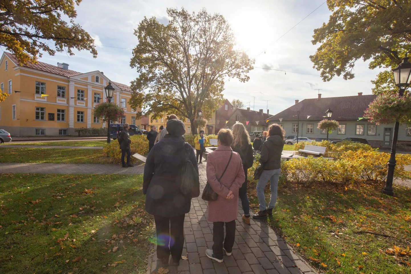 Viljandi muuseumi giidi Heli Grosbergi sõnul võib praegune Laidoneri plats ehk kunagine turuplats olla küll see paik, kus keegi lehitses Viljandi esimest raamatut.