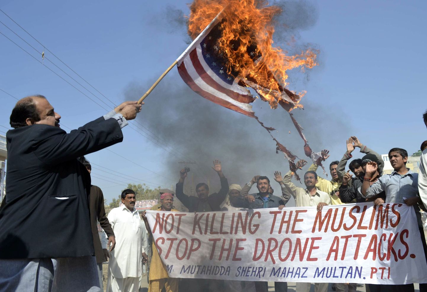 Pakistani meeleavaldajad põletavad USA lippu protestiks droonirünnakute vastu.
