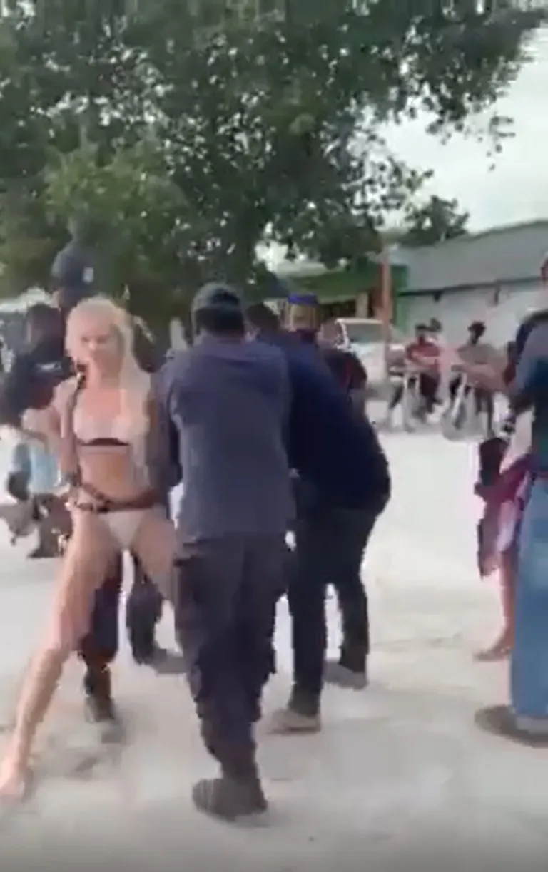 Maldiividel läksid kolm politseiniku vahistama üht bikiinides Briti turisti.