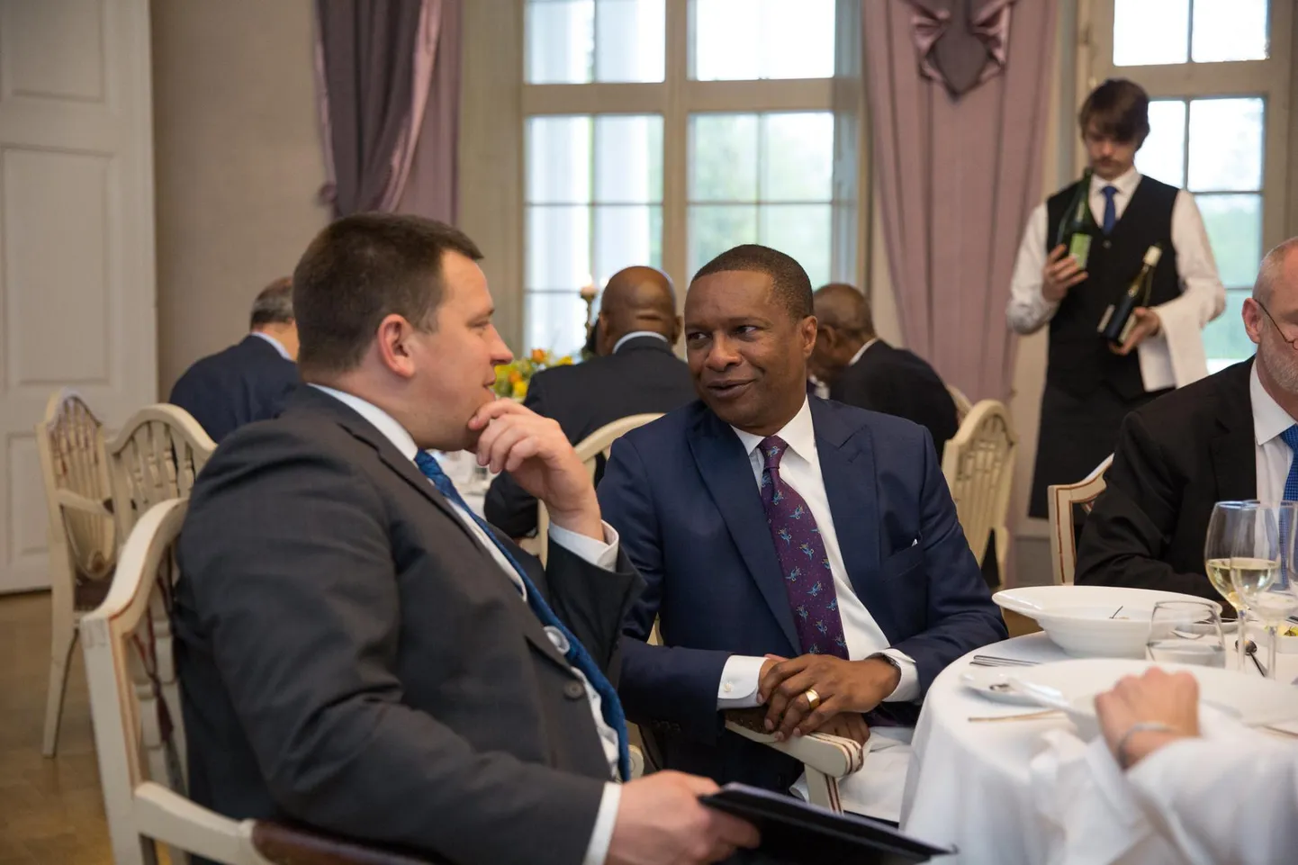 Peaminister Jüri Ratas võõrustas saadikuid Sagadi mõisas.