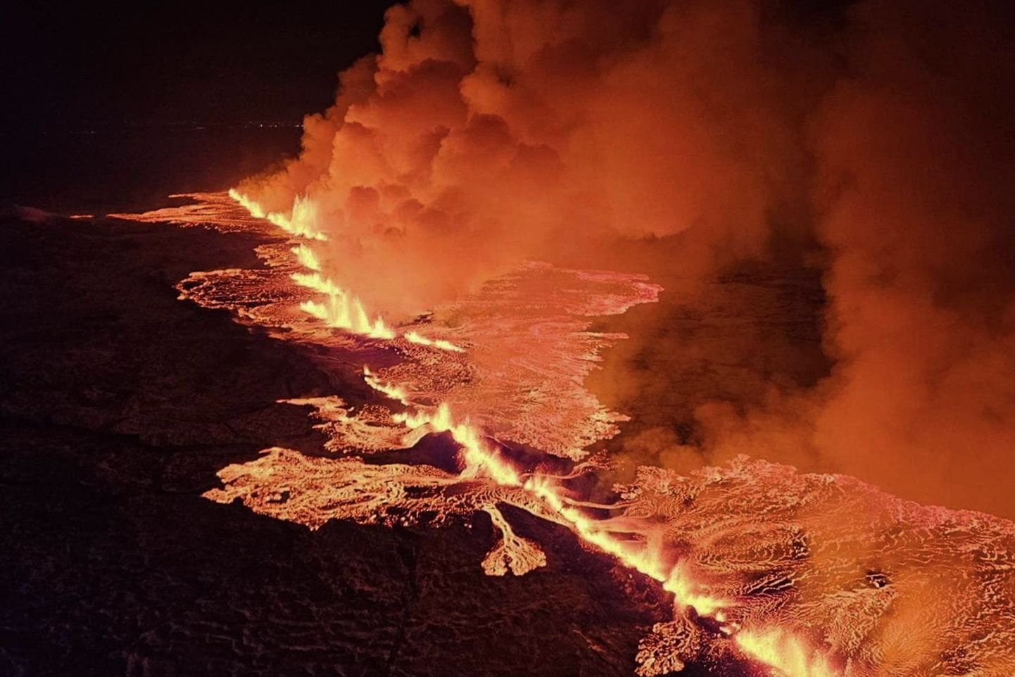 Grindaviki lähistel hakkas purskama vulkaan.