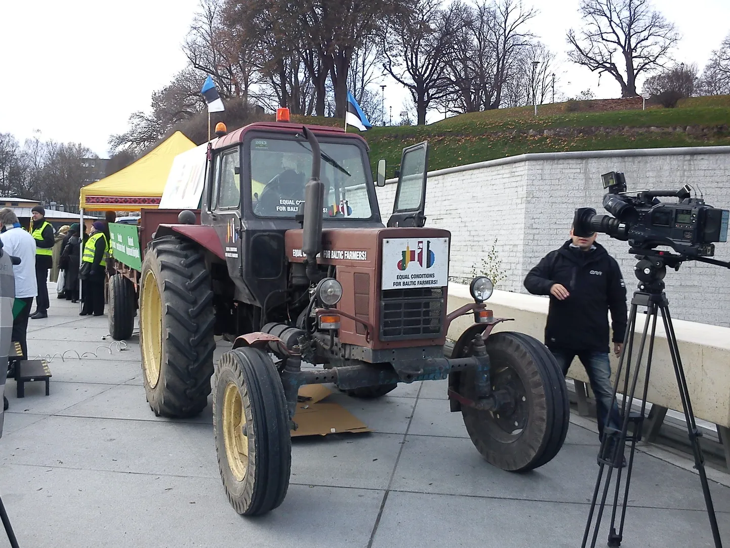 12. novembril kell 12 alustas Tallinnast Vabaduse väljakult vana ja väsinud MTZ-80 teekonda läbi Eesti, Läti ja Leedu linnade Brüsselisse.