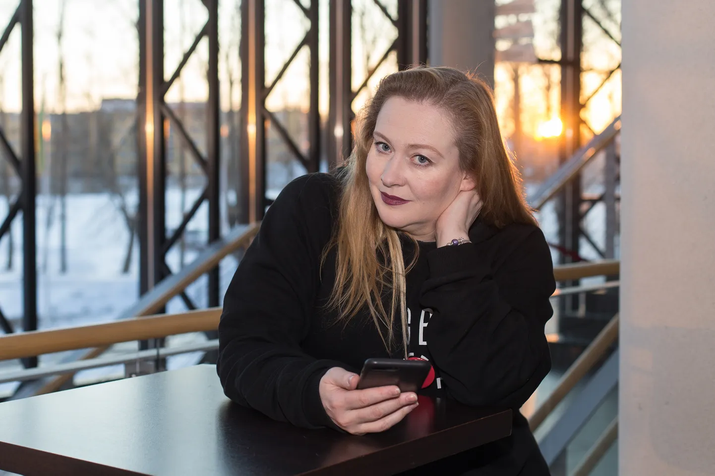 Venemaa teatri-ja filmimaailmas läbi löönud Julia Aug tunnistab, et kõige kodusem paik kogu maakeral on Soome lahe kalda kitsas, kuldse liivaga riba Narva-Jõesuus.