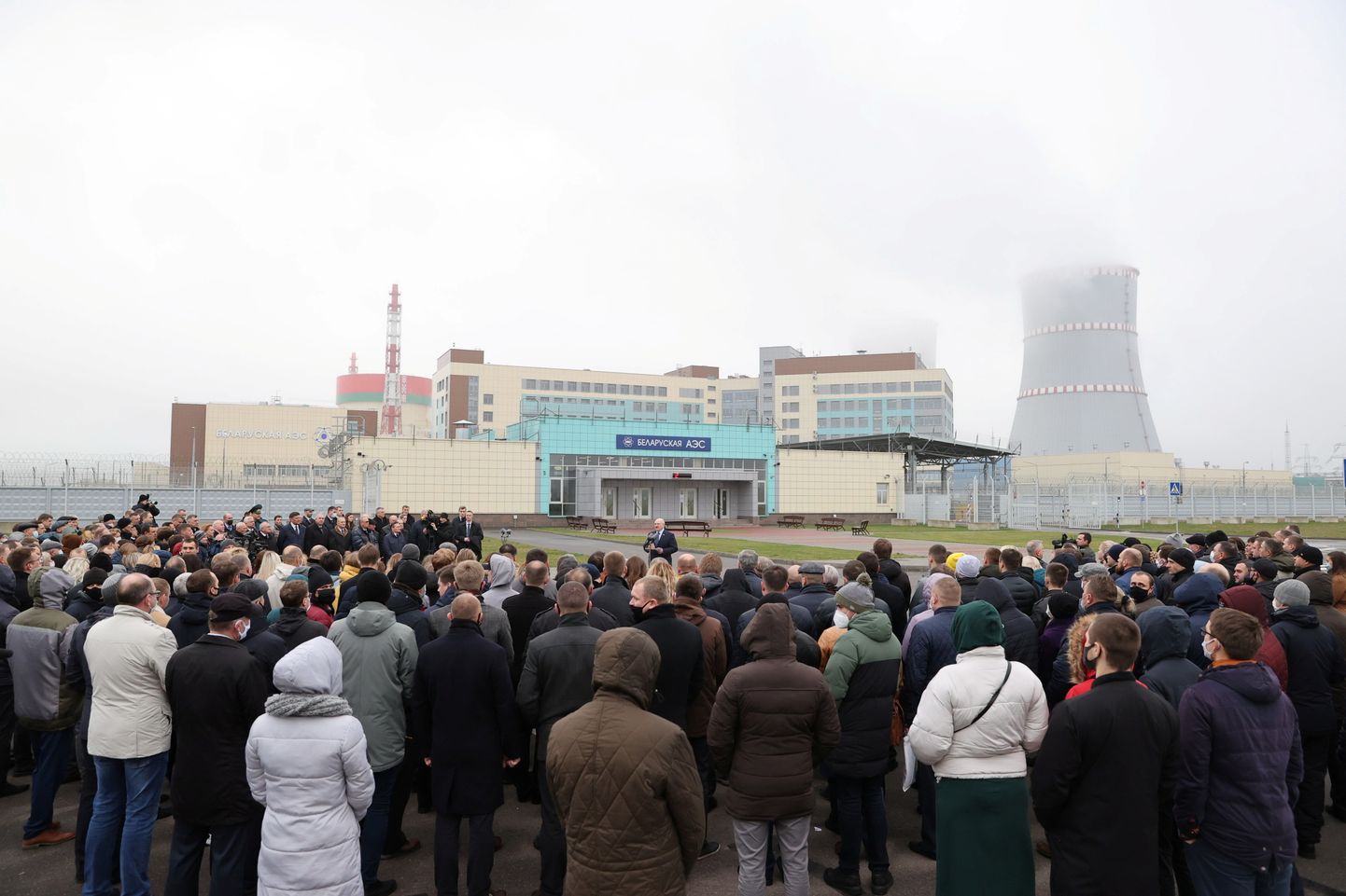 Александр Лукашенко выступает перед рабочими БелАЭС.