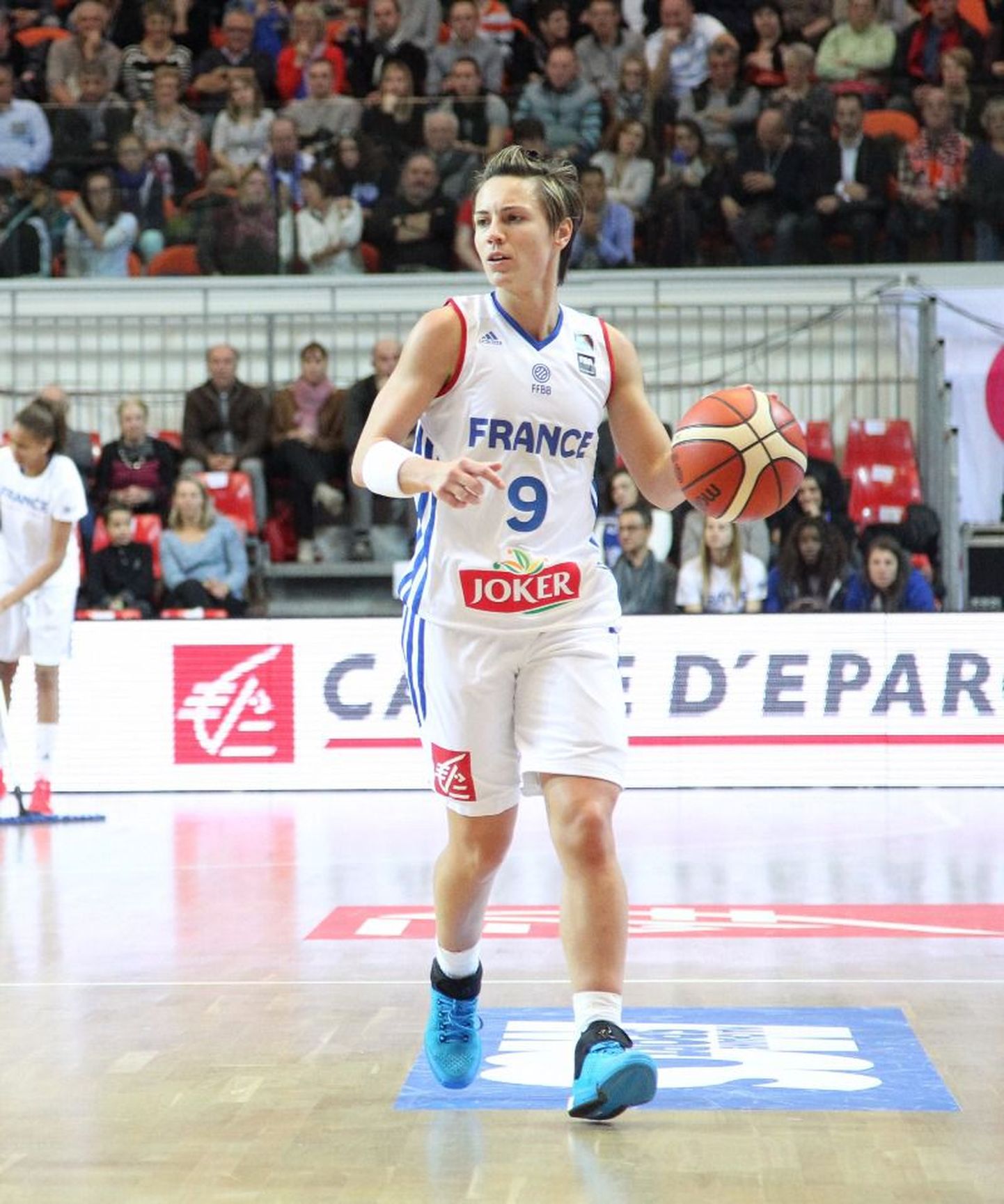 Prantsusmaa koondise suurimaid staare, mängujuht Celine Dumerc mängus Eesti vastu.