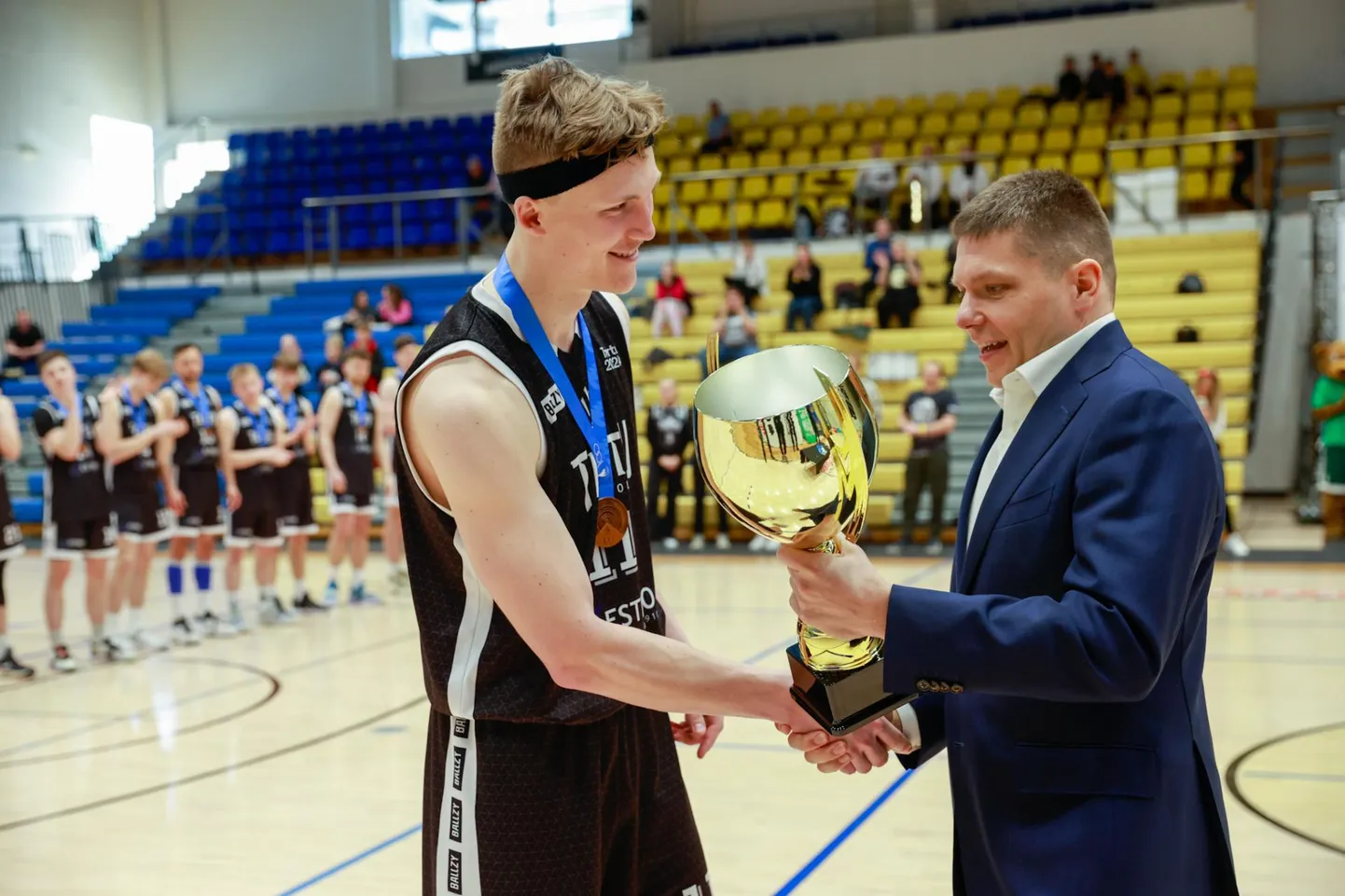 Tartu Ülikool/Estiko kapten Markus Kikkatalo võtmas vastu kolmanda koha karikat.
