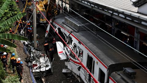 FOTO ⟩ Indonēzijā divu vilcienu sadursmē vairāki bojāgājušie