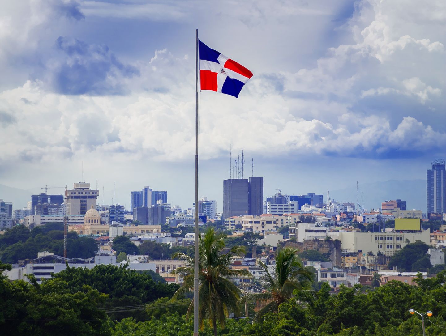 Dominikaani Vabariigi pealinn Santo Domingo ja riigilipp