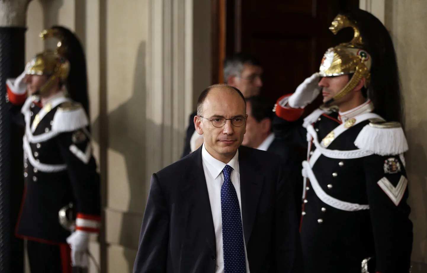 Vasaktsentristide aseesimees Enrico Letta täna Roomas presidendipalees ajakirjanikega rääkima saabumas.