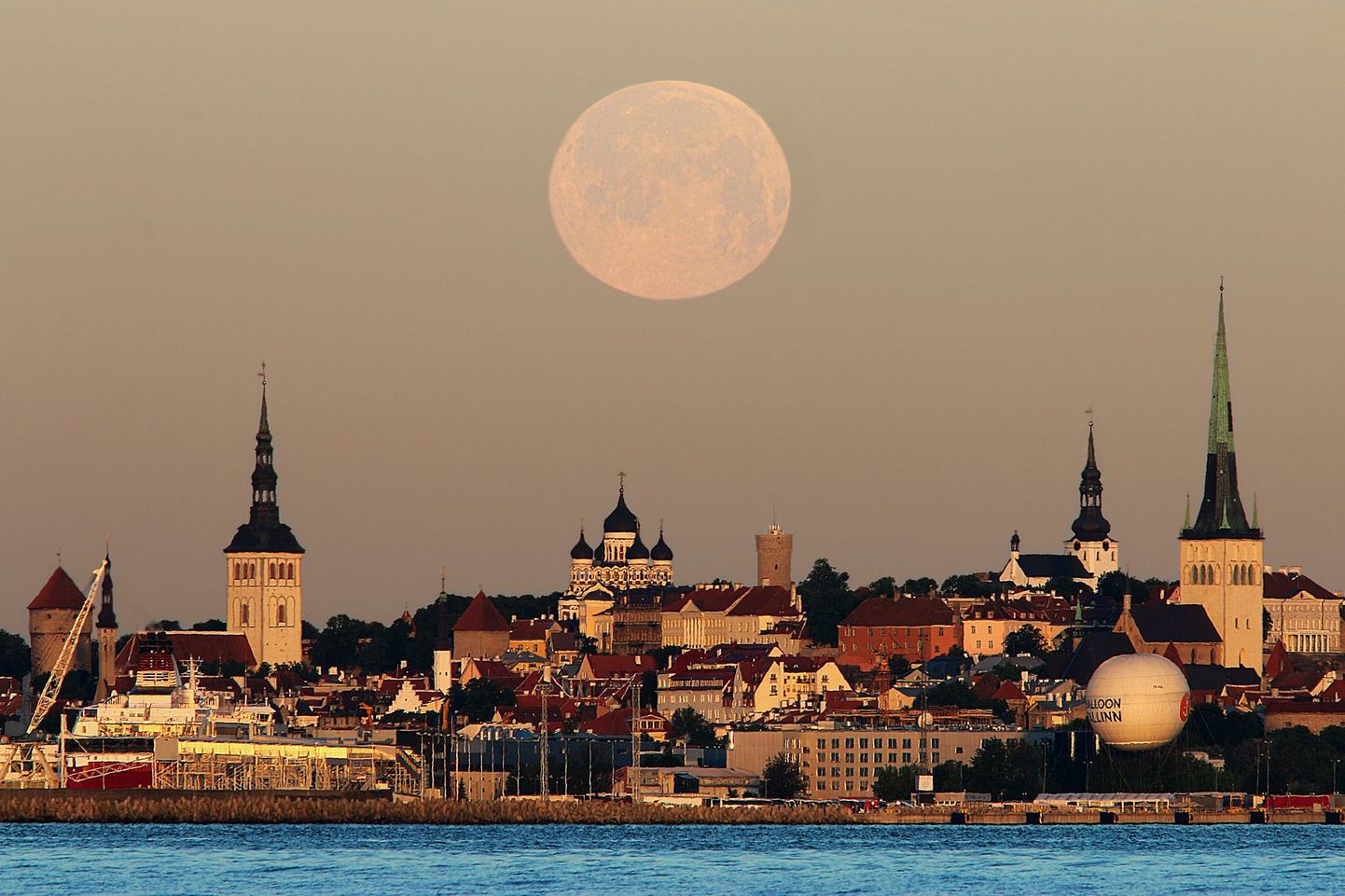Täiskuu, mille taustal Tallinna vanalinn.