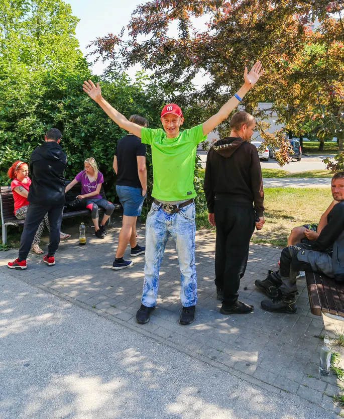 Счастливчик в компании голых девок (ФОТО)