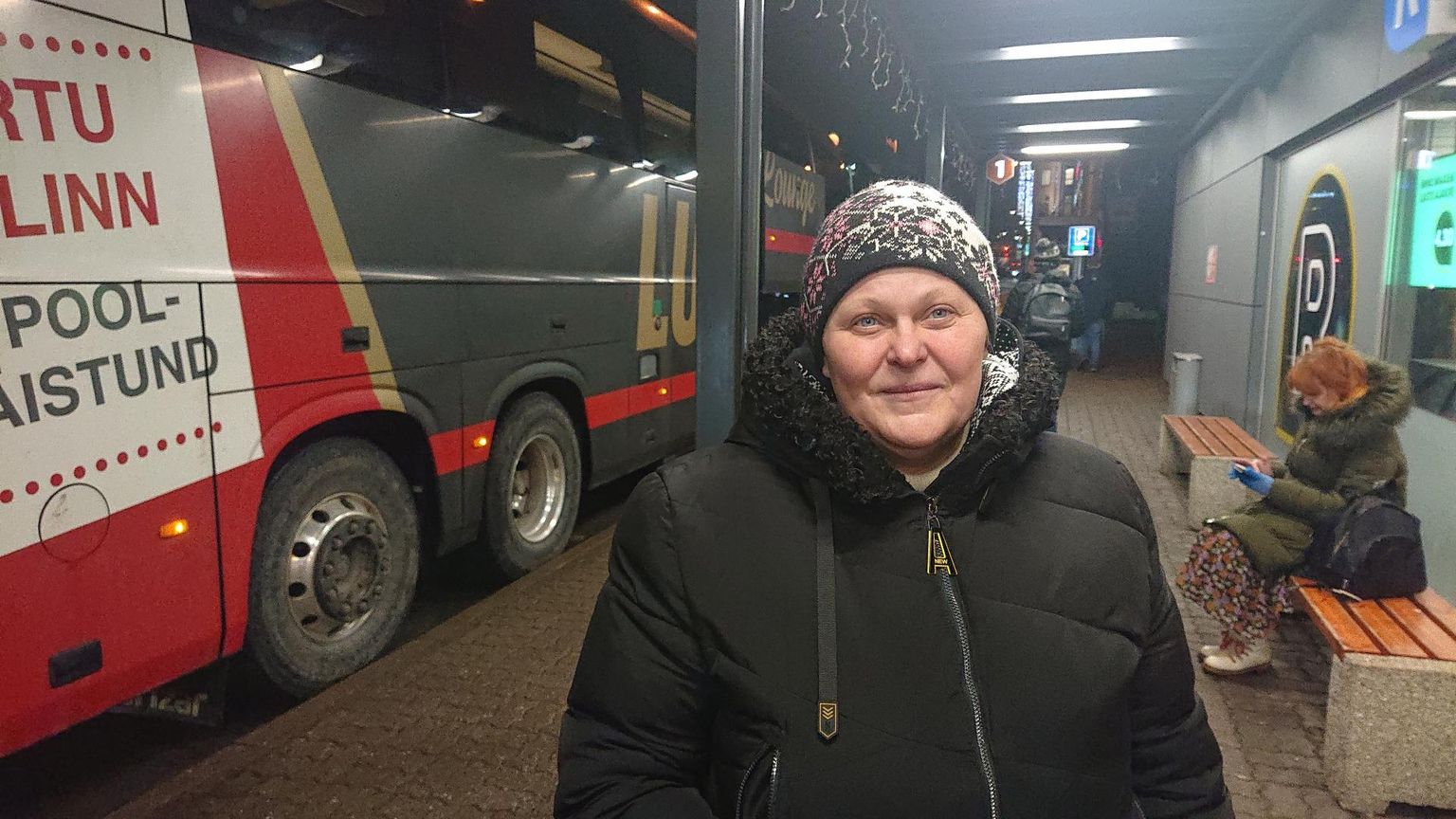 Venemaale poja päästeoperatsioonile sõitnud ja sealt Eestisse välja saadetud ukrainlanna Olga Usik jõudis ajakirjanike abil Luhamaa piiripunktist Tartusse, et sealt nukrat koduteed jätkata.