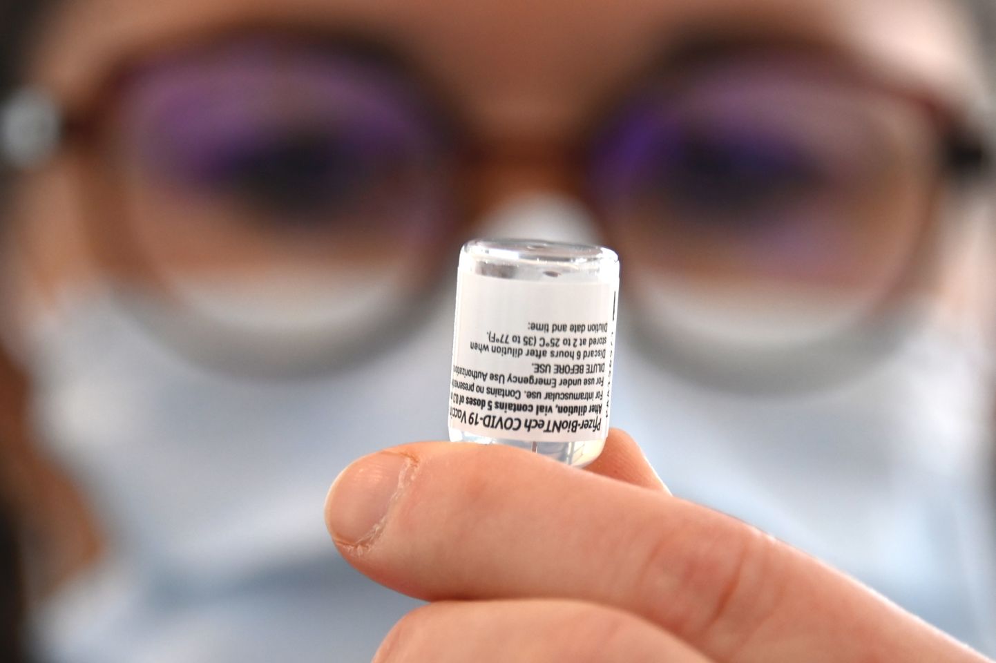 Meditsiinitöötaja valmistab ette Pfizer-BioNTech Covid-19 vaktsiini.