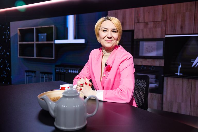 Инна Гордиенко - директор по коммуникациям Ассоциации украинских организаций в Эстонии. Студия передачи «На кухне», 29 марта 2023.