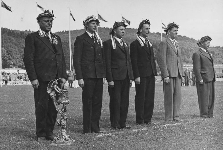 Eesti laskurid koos Argentina karikaga (Luzern 1939). Vasakult: Otto Sternbeck, August Liivik, Elmar Kivistik, Harald Kivioja, Kaarel Kübar ja Gustav Lokotar.