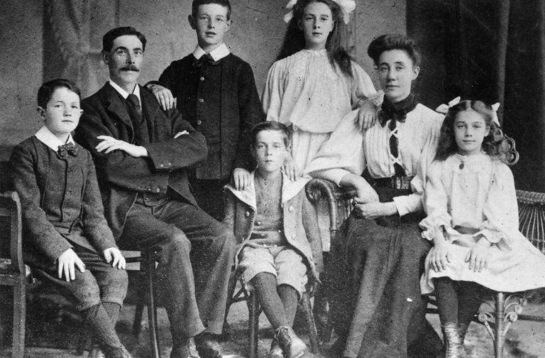 Goodwinide pere: isa Frederick, ema Augusta, tütred Lillian ja Jessie ning pojad Charles, William ja Harold. Pildilt puudub Sidney / wikipedia.org