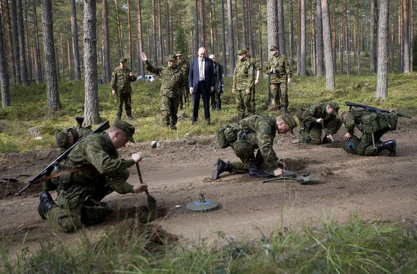 Kaitseminister Jaak Aaviksoo jälgimas reservkaitseväelaste õppuseid. Kaitseminister pidas oluliseks vabatahtlike suurt osakaalu.