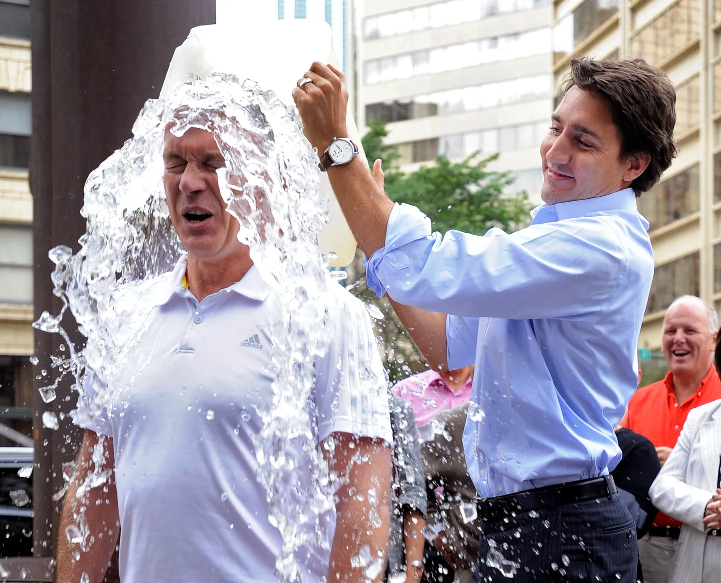 Kanada peaminister Justin Trudeau rahvasaadik Sean Caseyile ämbritäit jääd pähe valamas.