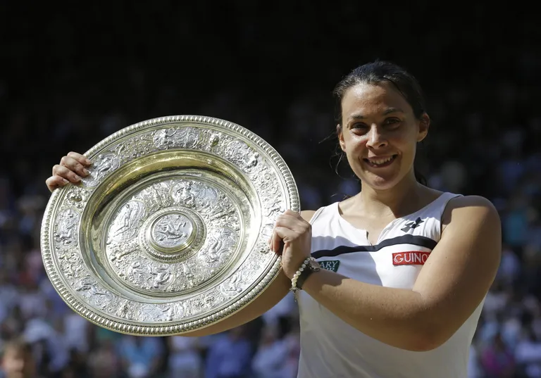 Marion Bartoli 2013. aastal Wimbeldoni võidutrofeega.