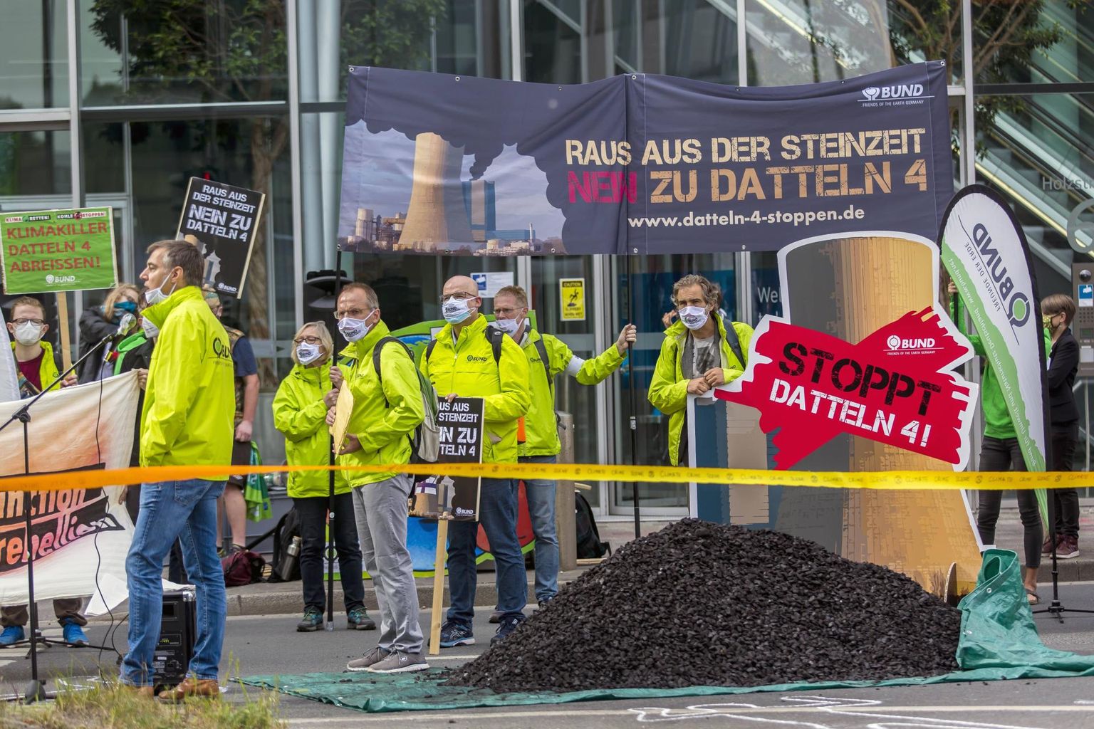 Koroonapandeemia tõmbas kliimaprotestidele pidurit, ent koos piirangute lõdvendamisega naasesid, maskid ees, ka meeleavaldajad. Eelmisel nädalal avaldati Düsseldorfis meelt uue kivisöe-elektrijaama avamise plaani vastu. Saksamaa on lubanud aastaks 2038 kivisöest elektritootmise lõpetada.