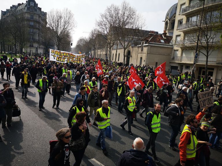 Kollavestide marss Pariisis.
