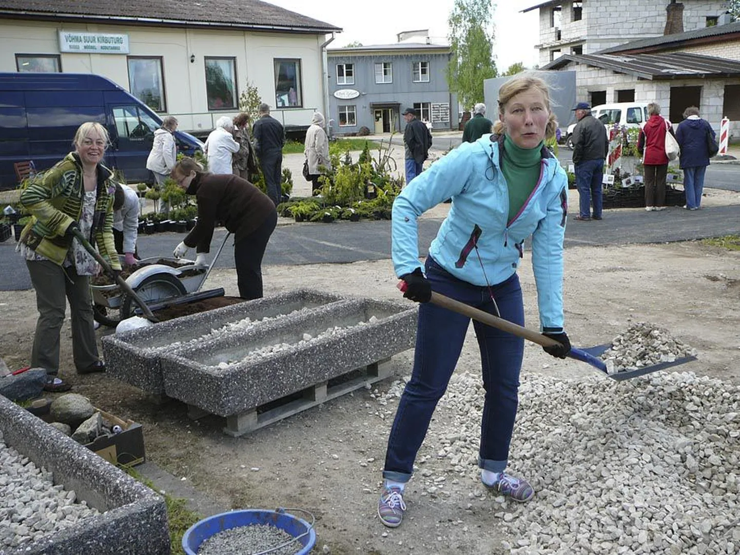 Võhma linnapea Anneli Siimussaar (esiplaanil) tööd ei pelga.