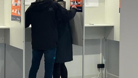 FOTOD ⟩ Keskerakondlane käis valijaga valimiskabiinis juhtnööre jagamas