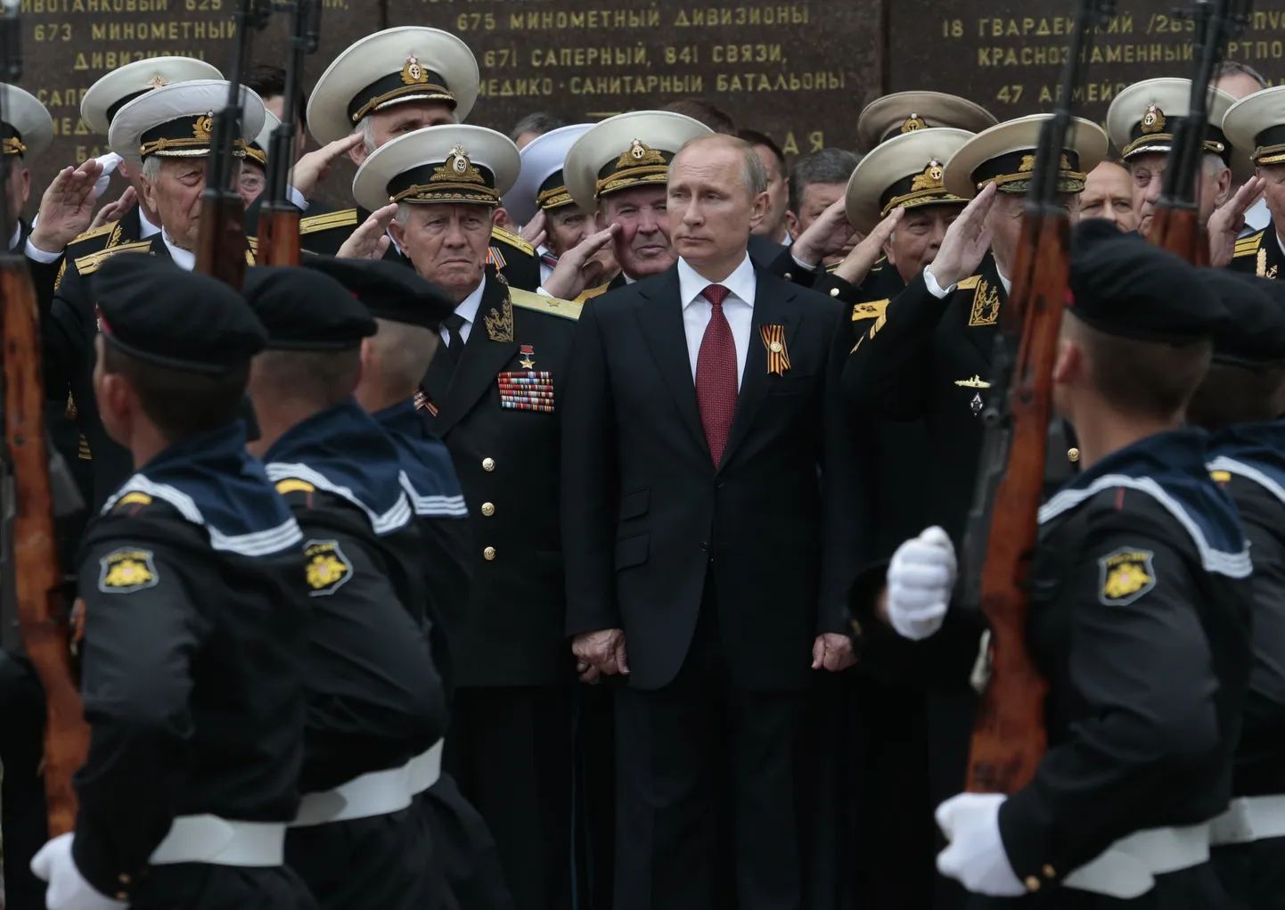 Vene president Vladimir Putin (keskel) 9. mail Sevastopolis.