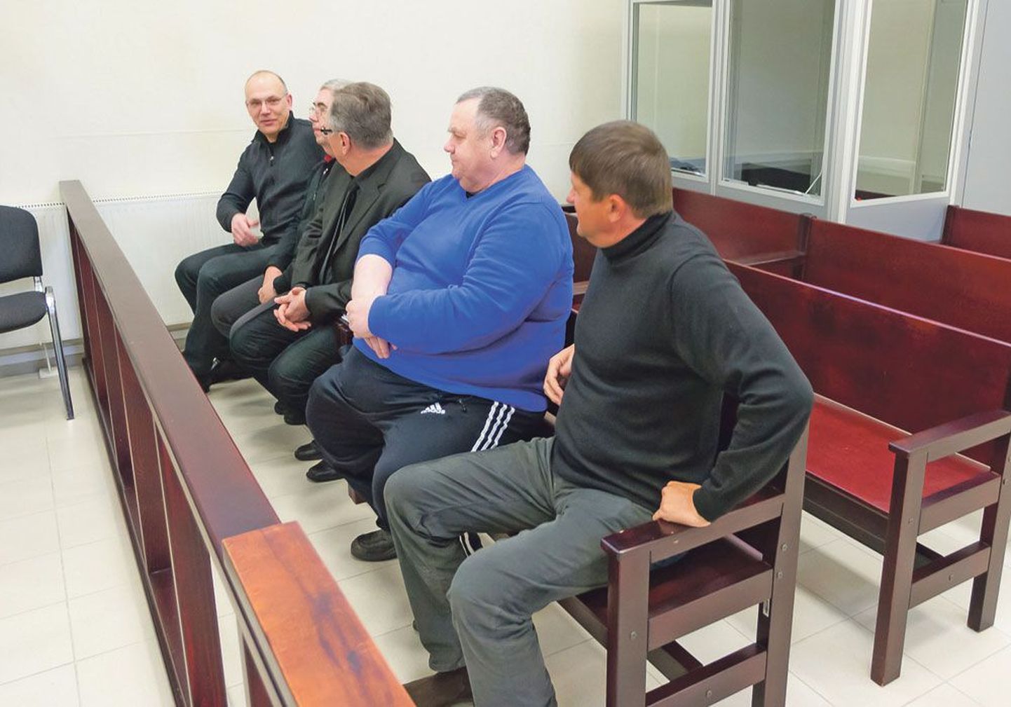 На одной скамье с депутатом сидят (слева направо) Александр Арсентьев, Сергей Хамицкий, Андрей Филиппов, Виктор Белснер.
