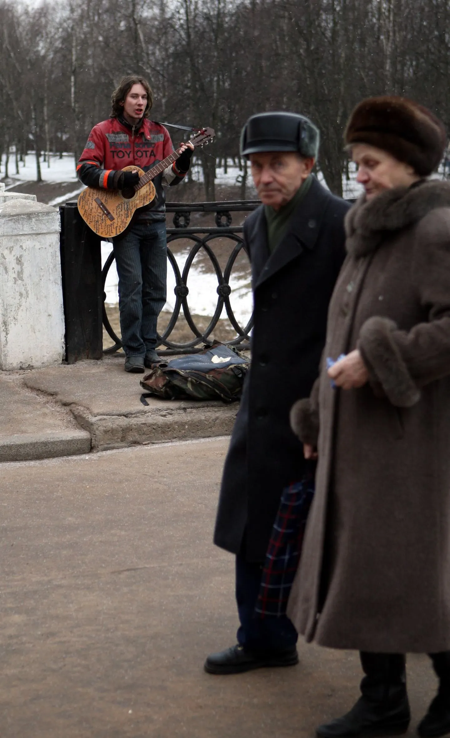 TLNPM08: PETERBURG MOSKVA REIS   :NOVGOROD,VENEMAA, 03MAR08.
 novgorodi kreml ja autostopiga reisiv pillimees Stanislav
rp/FOTO RAIGO PAJULA/POSTIMEES