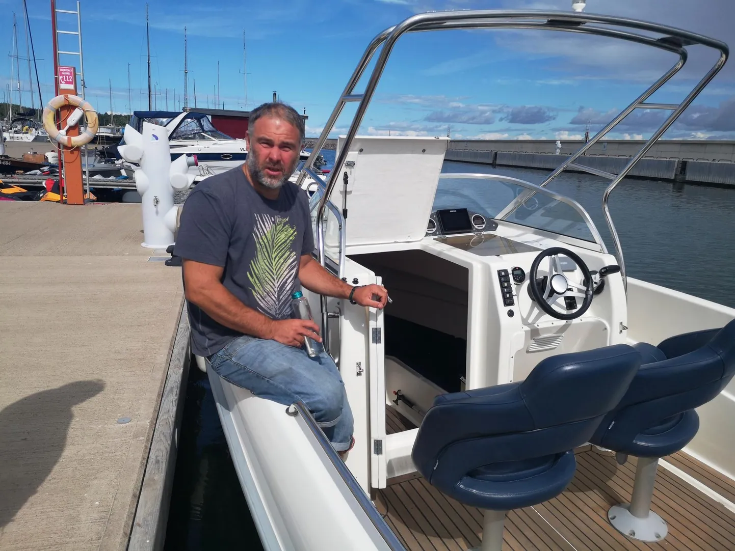 Paadirendifirma BoatBox juht Rainer Nikiforov tutvustab Haven Kakumäe sadamas rendipaati, mis antakse küll välja ilma kaptenita, kuid mille juhtimiseks on vajalik väikelaevajuhi tunnistus.