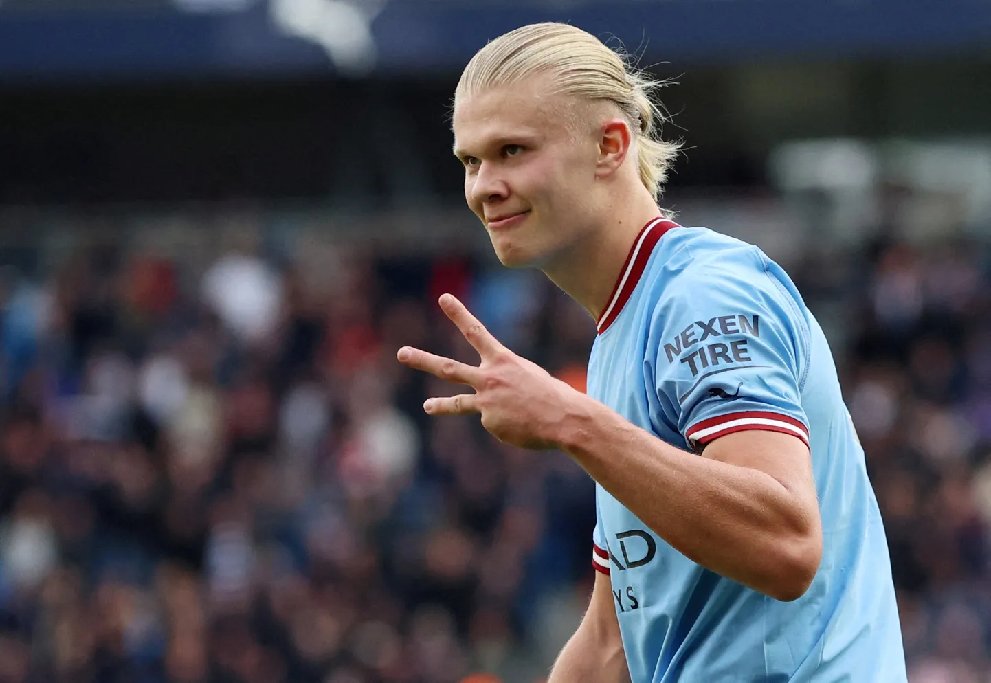 Erling Braut Haaland näitamas, mitu väravat ta täna Manchester Unitedi võrku lõi.