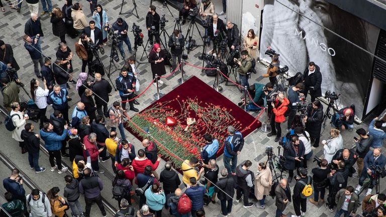 Жители Стамбула возлагают цветы на месте взрыва бомбы 14 ноября 2022 года на одной из центральных улиц города