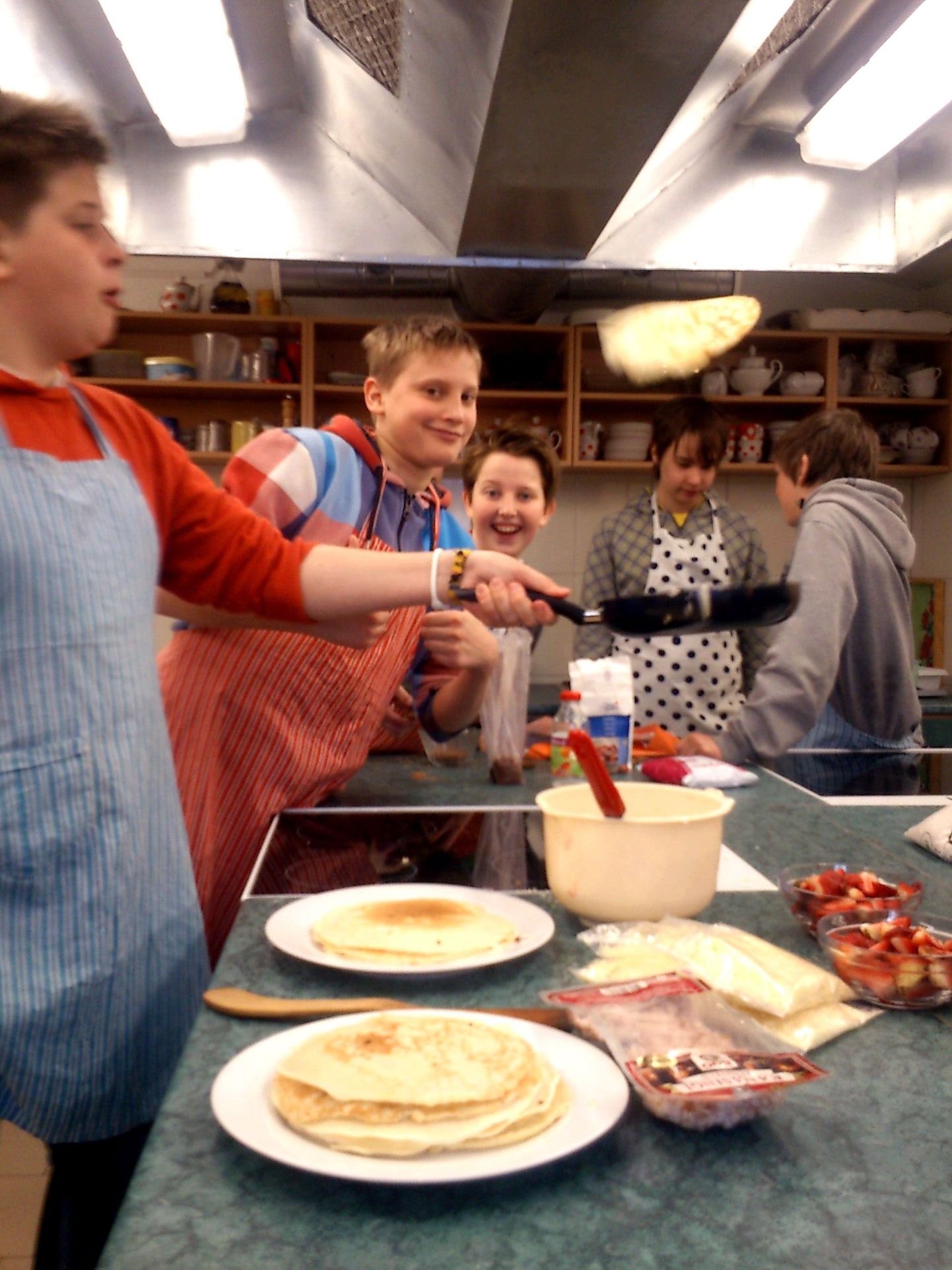 7. klassi poisid kokkavad. Pannkoogid lendavad õhku, pitsa küpseb, kohe läheb ahju kartulivorm.