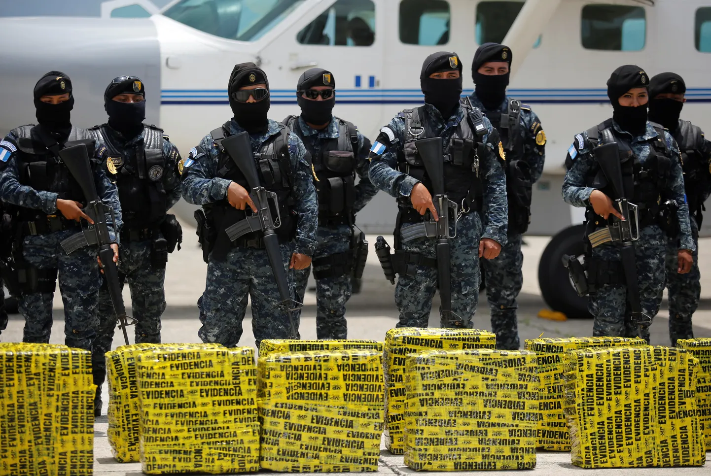 Pilt on illustratiivne. Guatemalas politsei seisab kokaiini pakkide taga.