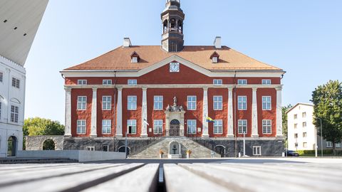 Ministeerium esitab prokuratuurile Narva kooli peale kuriteoteate