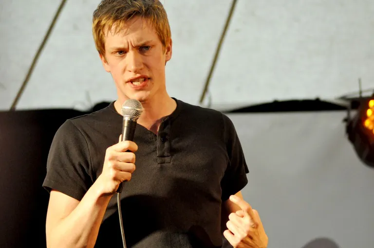 Õhtut juhivad Comedy Estonia koomikud Louis Zezeran ja Karl-Alari Varma.