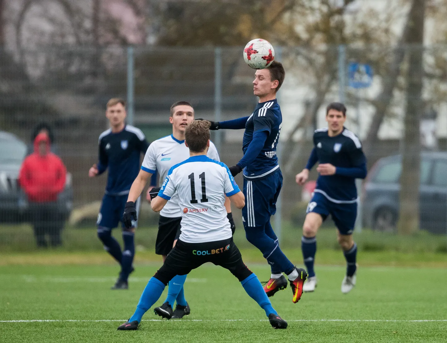 Maardu Linnameeskond (sinises) ja JK Tallinna Kalev.