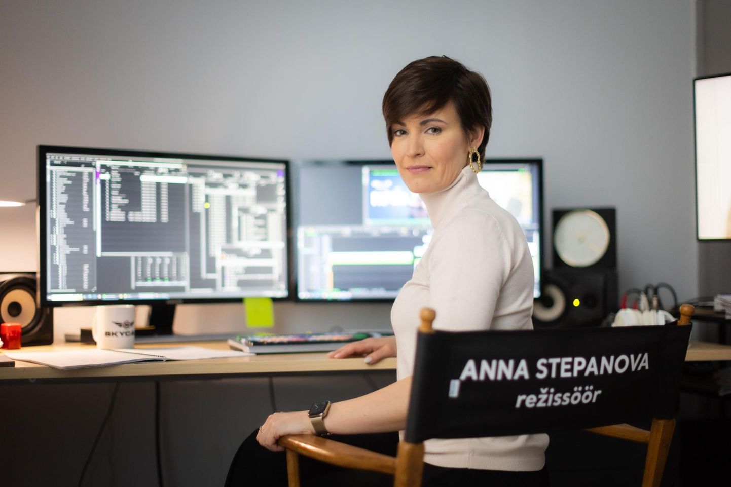 Režissöör Anna Stepanova on teles eri ameteid pidanud juba 20 aastat ning sel kevadel aitab ta Kanal 2 eetrisse suurasõu «Tähtede täht» ja humoorika seriaali «Papsid». Pildil on ta oma töölaua taga Tallinnas Kadriorus Ruudu stuudios.