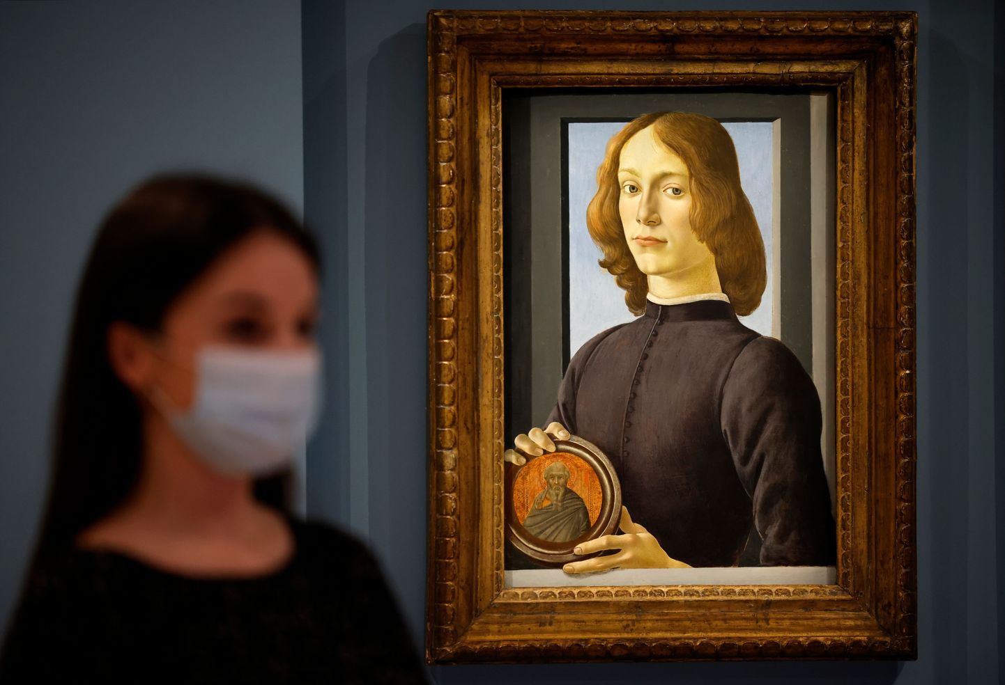 Sandro Botticelli «Medaljoni hoidva noormehe portree».