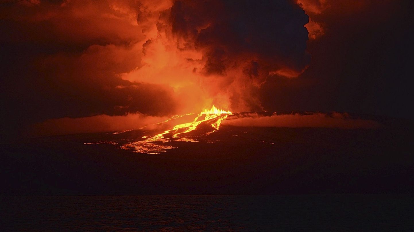 Извержение вулкана на Галапагосских островах.